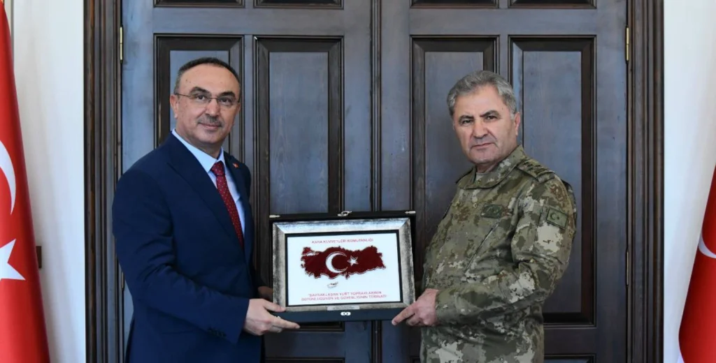 Tekirdağ Valiliği ve Türk Silahlı Kuvvetleri'nden tarihi iş birliği! Vali Recep Soytürk ve komutanlar afetlere karşı koordinasyon protokolünü imzaladı. Detaylar haberimizde.