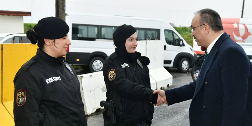 Tekirdağ Valisi Recep Soytürk'ten bayram mesaisi! Beyazköy Uygulama Noktası'nda görev yapan polis ekiplerini ziyaret eden Vali Soytürk, güvenlik önlemlerini yerinde inceledi.