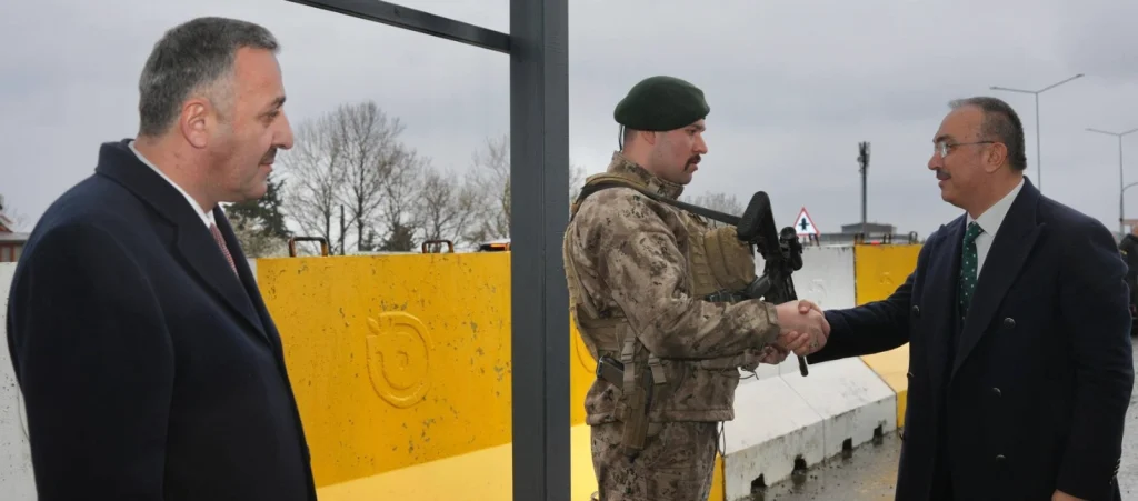 Tekirdağ Valisi Recep Soytürk'ten bayram mesaisi! Beyazköy Uygulama Noktası'nda görev yapan polis ekiplerini ziyaret eden Vali Soytürk, güvenlik önlemlerini yerinde inceledi.