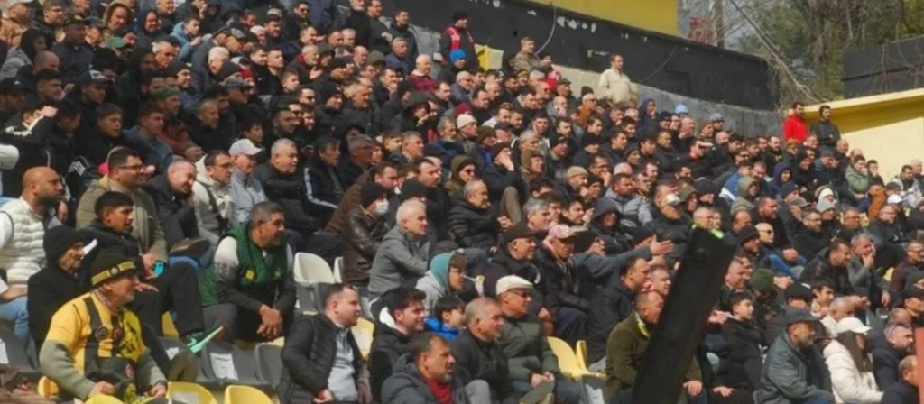 Tekirdağspor, Kapaklıspor'u 3-1 yenerek zirve takibini sürdürdü. Derbideki goller ve maçın kritik analizi haberimizde. Sarı-siyahlılar Play-Off yolunda dev bir adım attı.