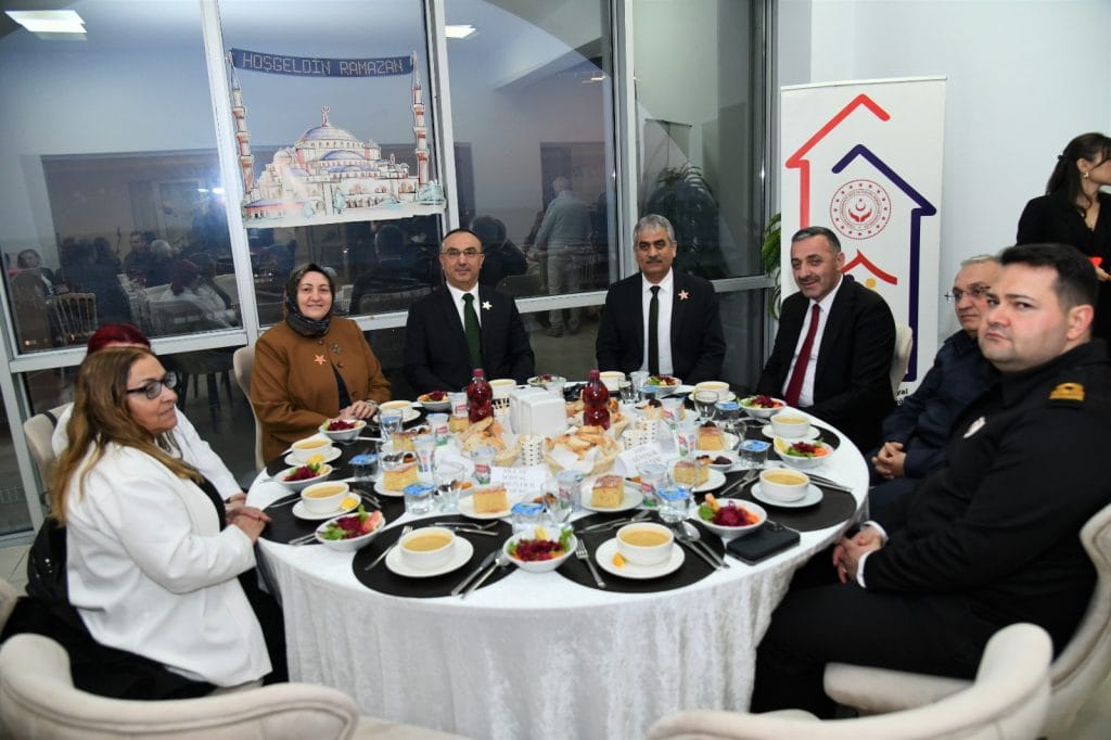 Tekirdağ Valisi Recep Soytürk, koruyucu aile iftarında 2025 başarılarını ve 2026 hedeflerini paylaştı. Tekirdağ'da gönülleri birleştiren anlamlı buluşmanın tüm detayları haberimizde.