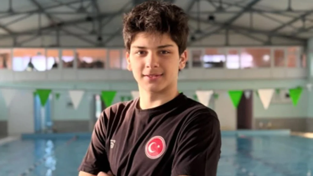 Edirneli yüzücü Toprak Topatan, Avusturya'nın Graz kentinde düzenlenen şampiyonada 1500m serbest mesafesinde 15:57.65 derecesiyle altın madalya kazandı.