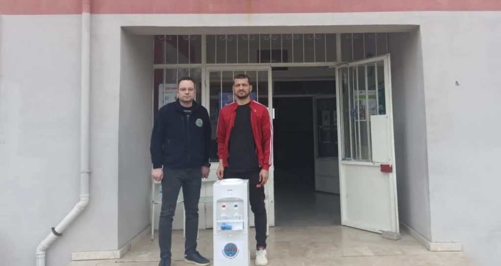 Uzunköprü Belediyesi, geleceğimizin teminatı çocuklarımız için okullara su sebili ulaştırmaya devam ediyor. Sağlıklı eğitim ortamı ve projeye dair detaylar burada.