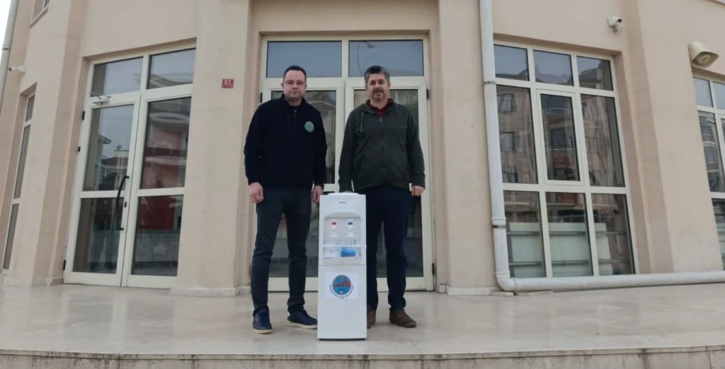 Uzunköprü Belediyesi, geleceğimizin teminatı çocuklarımız için okullara su sebili ulaştırmaya devam ediyor. Sağlıklı eğitim ortamı ve projeye dair detaylar burada.