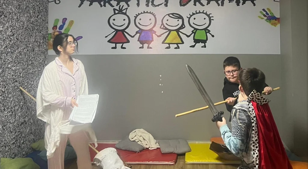 Çorlu Tiyatro Festivali'nde çocuklar için düzenlenen ücretsiz yaratıcı drama atölyesi büyük ilgi gördü. Geleceğin sanatçıları hayallerini sahnede canlandırdı.