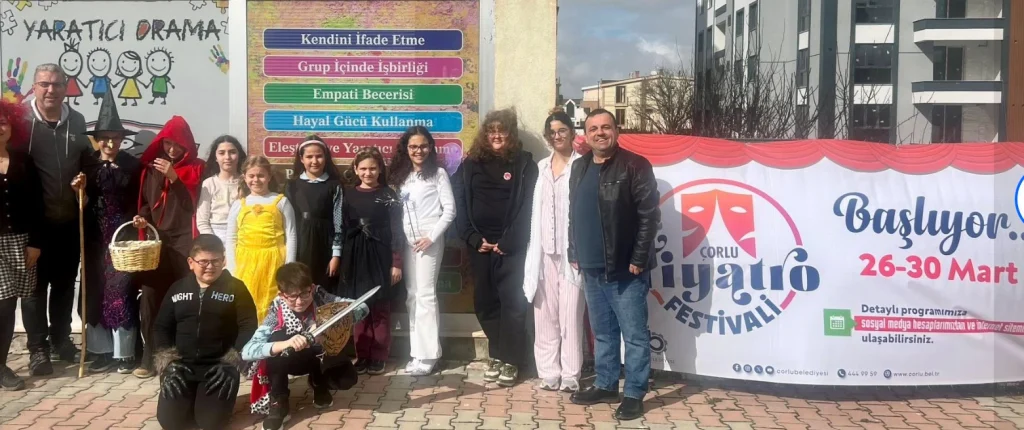 Çorlu Tiyatro Festivali'nde çocuklar için düzenlenen ücretsiz yaratıcı drama atölyesi büyük ilgi gördü. Geleceğin sanatçıları hayallerini sahnede canlandırdı.