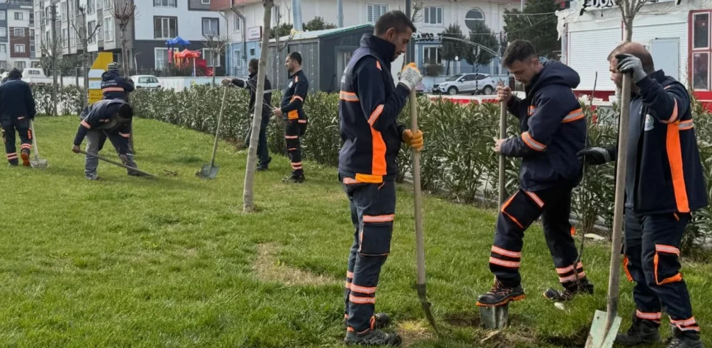 Lapseki Belediyesi, Yeni Kordon sahilinde meyve ağacı dikim seferberliği başlattı. Park ve Bahçeler Müdürlüğü ekiplerinin "Geleceğe Nefes" projesiyle Lapseki daha yeşil bir görünüme kavuşuyor.
