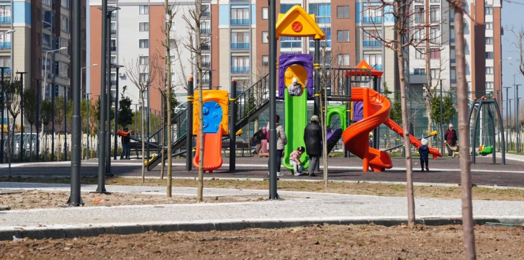 Çorlu Özgürler Caddesi'nde yapımı süren Ferdi Zeyrek Parkı'ndaki oyun grupları ve genel görünüm.