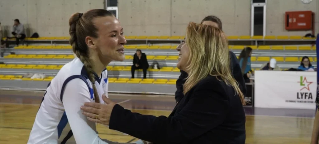 Belediye Başkan Yardımcısı Derya Aktan, kadın voleybolcuya başarılar diliyor.