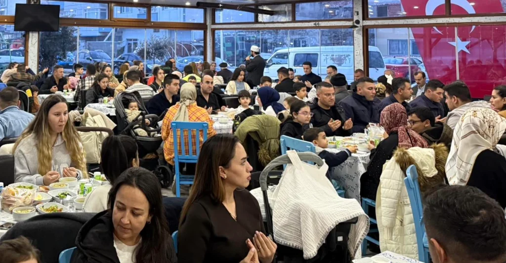 Eceabat'ta bir restoranda geniş katılımla gerçekleştirilen Şehit Jandarma Uzman Çavuş Onur Kıran iftar programının genel görünümü.