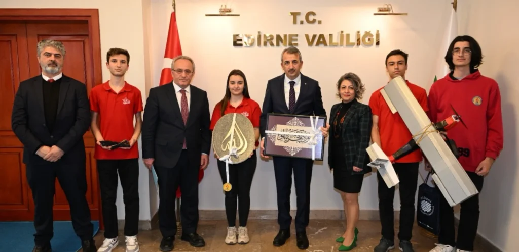 Edirne Valisi Yunus Sezer ve İlhami Ertem Anadolu Lisesi İstikbal Teknoloji Takımı öğrencilerinin toplu fotoğrafı.
