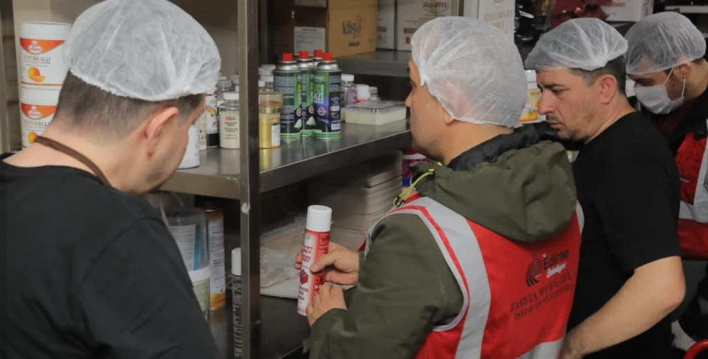 Bayram öncesi pastanelerde denetim yapan Edirne zabıta ekiplerinin, tatlı üretim alanında hijyen ve hammadde kontrolü gerçekleştirmesi.