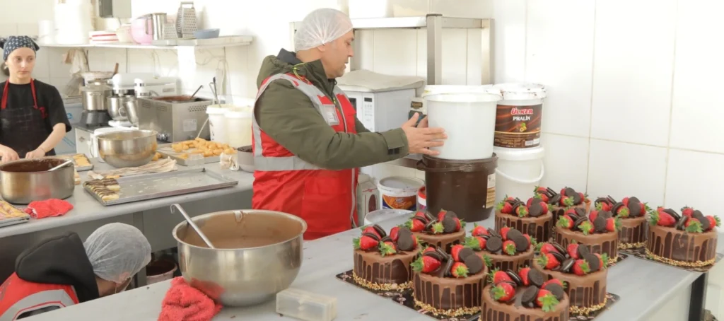 Edirne Belediyesi zabıta memurunun bir fırın veya pastanede kullanılan un ve diğer hammaddelerin uygunluğunu incelediği denetim karesi.