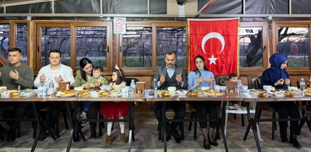 Eceabat'ta emniyet ve şehit aileleri iftarda buluştu. Kaymakam Kerem Yenigün'ün katıldığı programda emniyet teşkilatı mensupları ve gazilerle dayanışma mesajı verildi.