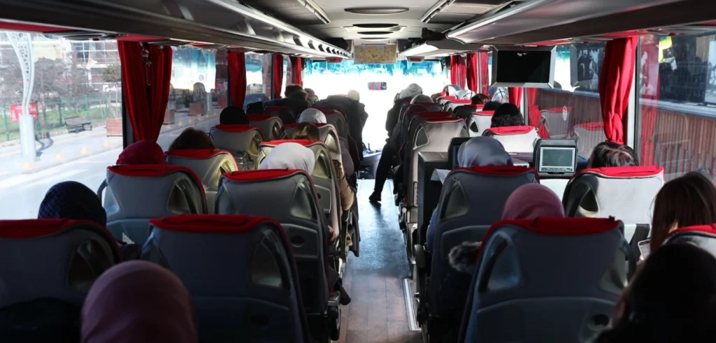 Kapaklılı vatandaşlar Ramazan ayı kültür etkinlikleri kapsamında Edirne gezisi için otobüs koltuklarında yerlerini almış durumda.