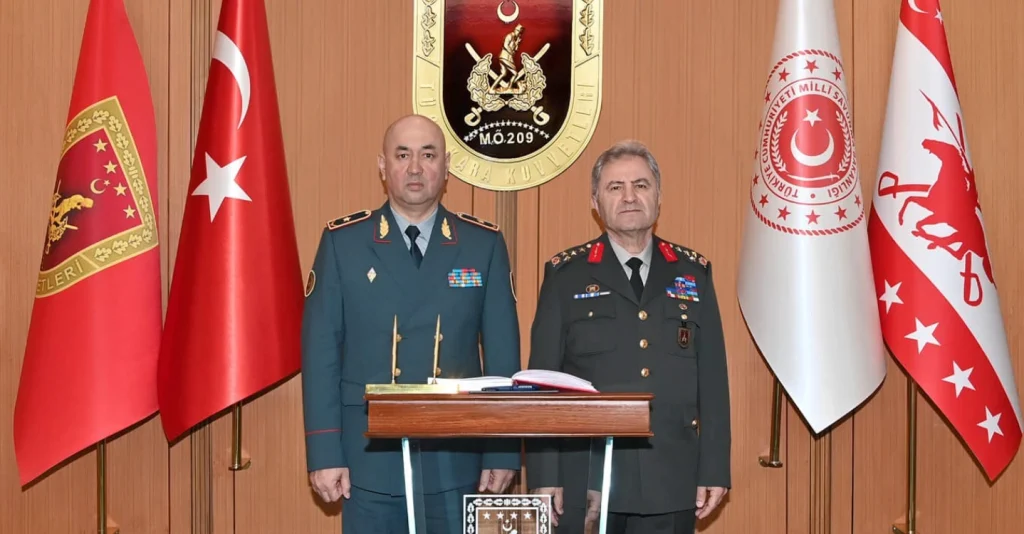 Askeri diplomasinin manevi durağı: Orgeneral Metin Tokel ve Kazak mevkidaşı, MSÜ Kara Harp Okulu'nda Türk ve Kazak öğrencilerle birlikte iftar yaparak kardeşlik mesajı verdi.