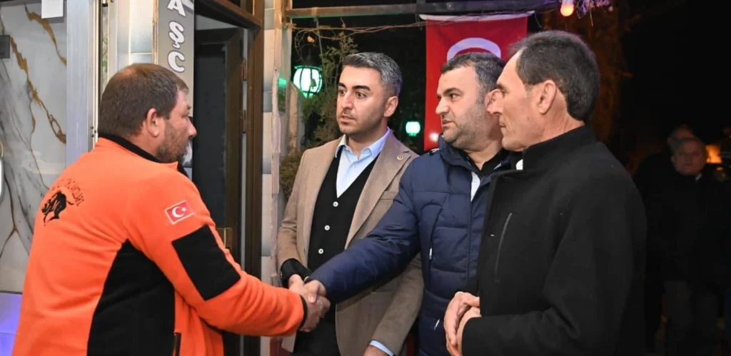 Süleymanpaşa Belediyesi Halk Sofrası programı kapsamında Karacakılavuz mahalle sakinleri ve protokol üyelerinin samimi çay sohbeti.