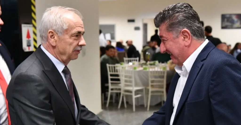 Keşan Devlet Hastanesi'ndeki iftar organizasyonunda katılımcılar arasında gerçekleşen samimi sohbet ve selamlaşma anı.