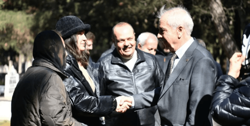 Alaattin Önen’in 24. vefat yıl dönümü töreninde katılımcılar, merhumun ailesine ve yakınlarına taziye dileklerini iletiyor.