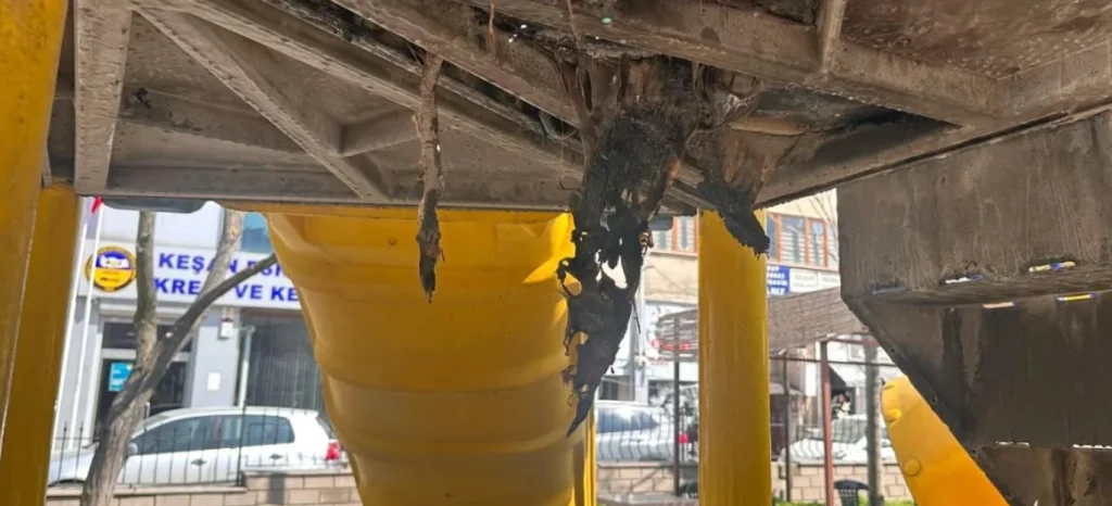 Keşan Belediyesi çocuk parkındaki plastik oyun platformunun alt kısmında ateş etkisiyle meydana gelen tehlikeli erime ve tahribatın detaylı görüntüsü.