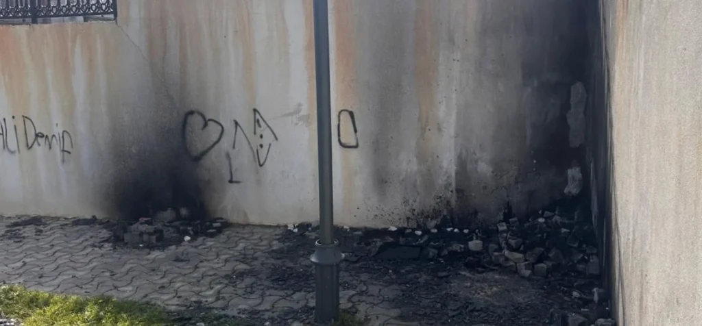 Keşan'da oyun alanlarının çevresindeki duvarlara yazılan yazılar ve ateş yakılması sonucu oluşan siyah is tabakası ile fiziksel kirlilik.