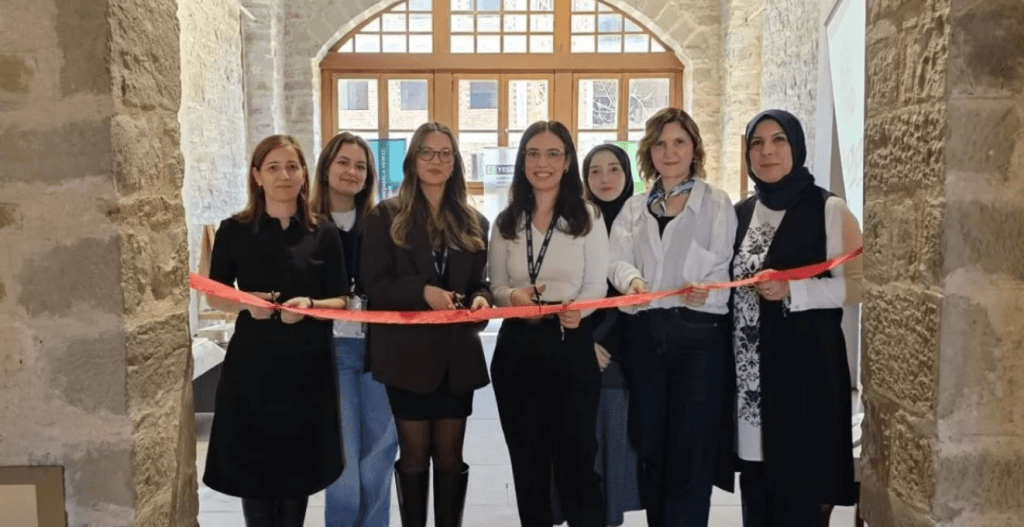 Keşan'da YEDAM danışan eserleri sergisinin açılışında protokol üyeleri ve Yeşilay yetkilileri tarafından kurdele kesim anı.