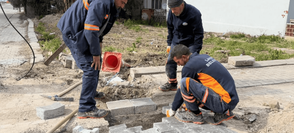 Lapseki'de belediye ekiplerinin yürüttüğü altyapı, çevre düzenlemesi ve yeni aşevi projesi ile ilçe modern bir görünüme kavuşuyor. Detaylar haberimizde.