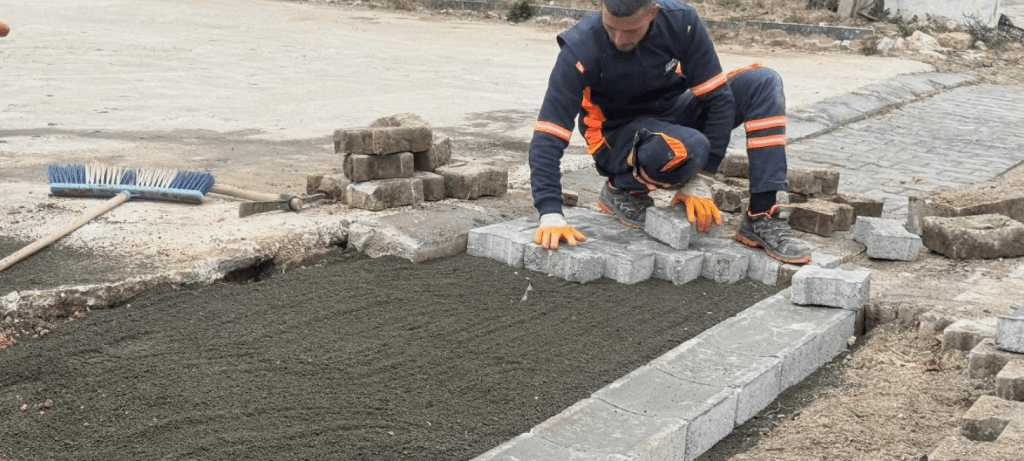 Lapseki'de belediye ekiplerinin yürüttüğü altyapı, çevre düzenlemesi ve yeni aşevi projesi ile ilçe modern bir görünüme kavuşuyor. Detaylar haberimizde.