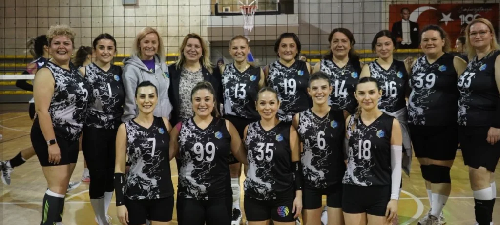 Derya Aktan ve kadın voleybol takımı LYFA sahasında.
