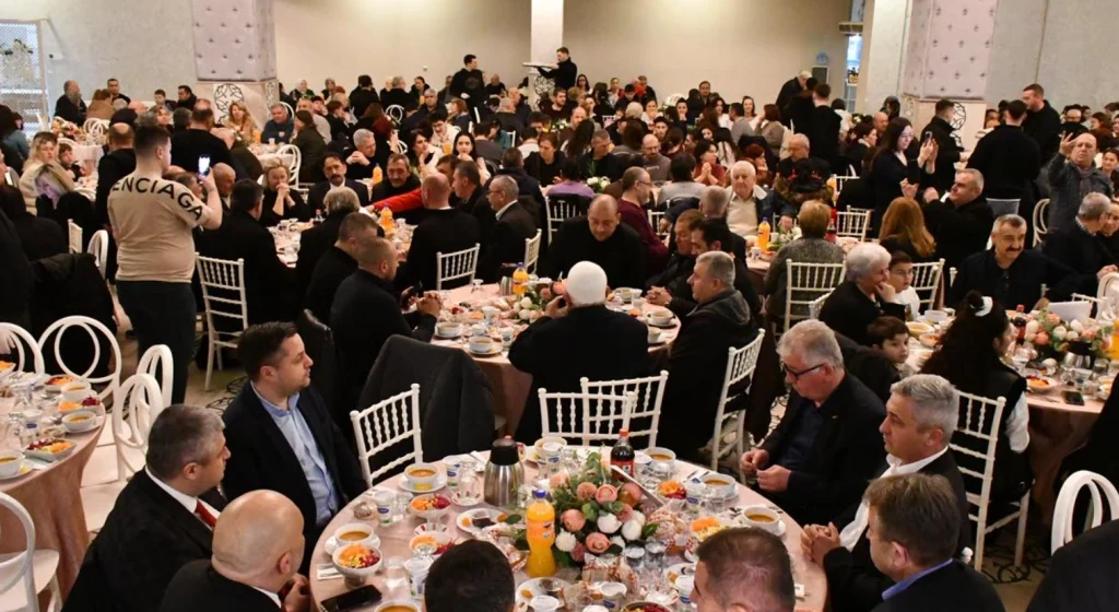 Lüleburgaz’da yaşayan yüzlerce vatandaş ve soydaş, Ramazan ayının bereketini düzenlenen büyük iftar organizasyonunda yaşadı.