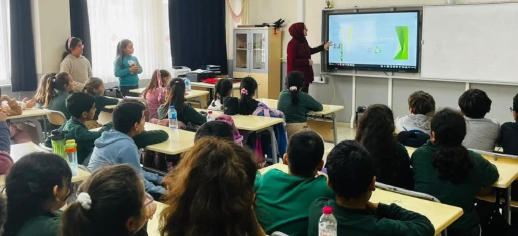 Marmaraereğlisi'nde uzman eğitmen tarafından ilkokul öğrencilerine verilen sıfır atık ve geri dönüşüm sunumu.