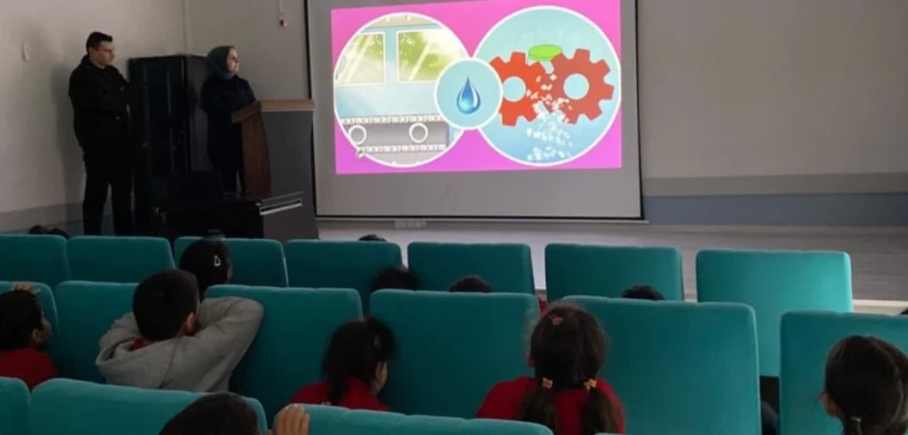 Marmaraereğlisi'ndeki bir okulun konferans salonunda geniş katılımlı sıfır atık farkındalık semineri.