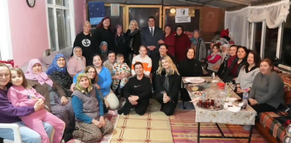 Marmaraereğlisi Türkmenli Mahallesi sakinleri ve CHP kadın kolları heyeti.
