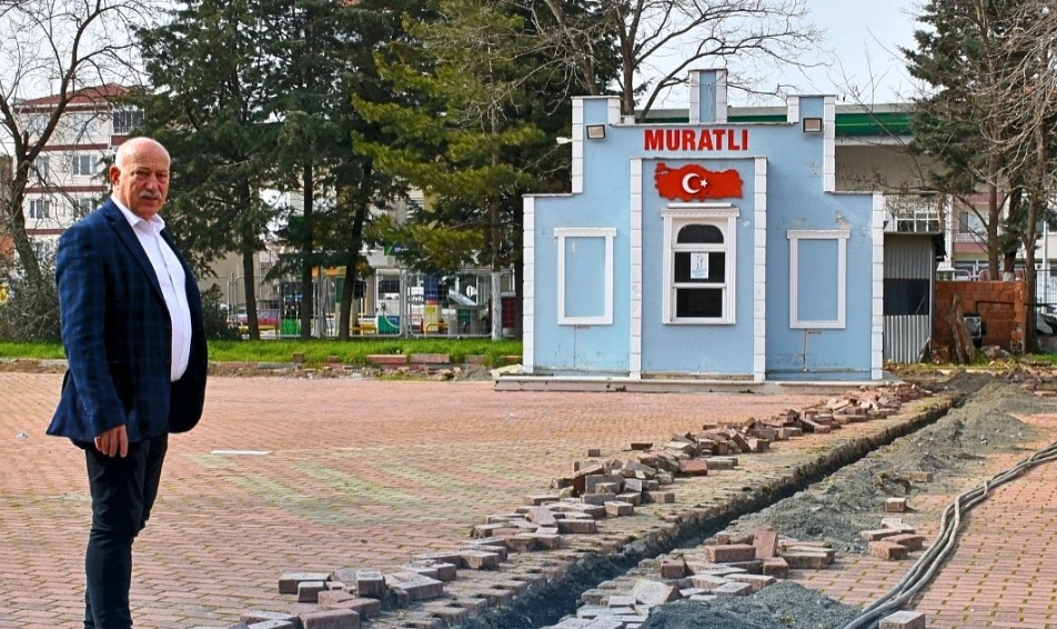 Muratlı Belediye Başkanı Varol Türel, Belediye Parkı elektrik altyapı yenileme ve yeni minibüs durakları projelerini yerinde inceledi. Detaylar haberimizde.