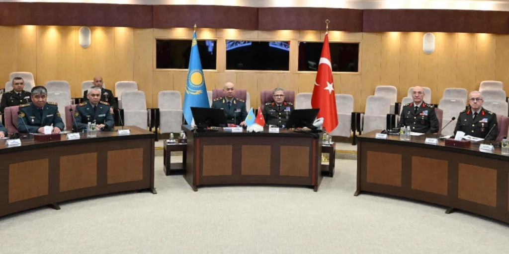 Kara Kuvvetleri Komutanı Orgeneral Metin Tokel, Kazak mevkidaşı Tuğgeneral Mereke Kuchekbayev'i Ankara'da resmi törenle karşıladı. Her iki komutan da milli marşlar eşliğinde şeref kıtasını selamlıyor.