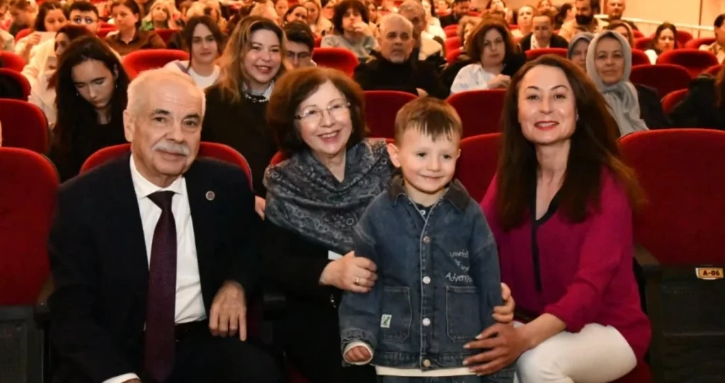 Keşan Belediyesi'nden alkışlanacak hareket! Dünya Tiyatro Günü'nde sahnelenen oyunla Paylaşım Mağazası'na binlerce bağış toplandı. Sanat iyiliğe dönüştü.