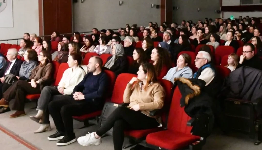 Keşan Belediyesi'nden alkışlanacak hareket! Dünya Tiyatro Günü'nde sahnelenen oyunla Paylaşım Mağazası'na binlerce bağış toplandı. Sanat iyiliğe dönüştü.