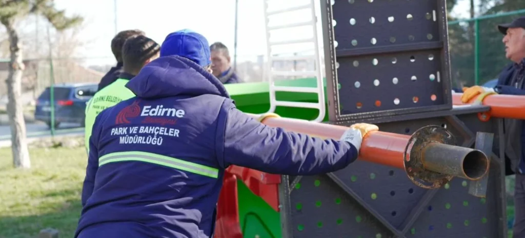 Edirne Belediyesi ekipleri, şehir genelindeki kavşaklarda peyzaj düzenleme çalışmaları yürütürken Umurbey Mahallesi'ne modern bir çocuk oyun alanı kazandırdı.