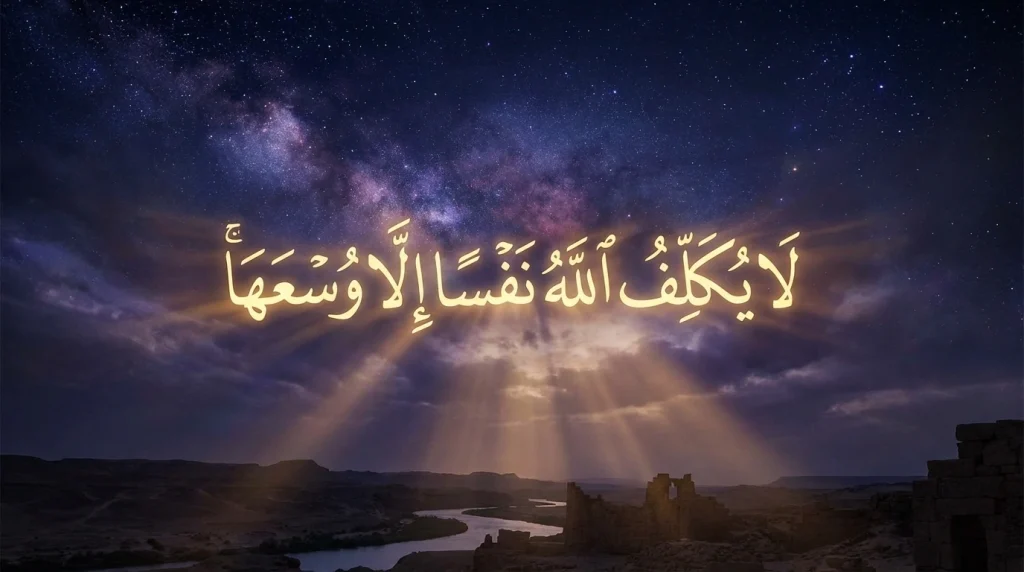 Eski bir parşömen üzerine kamış kalemle ayet yazan bir elin nostaljik görüntüsü.