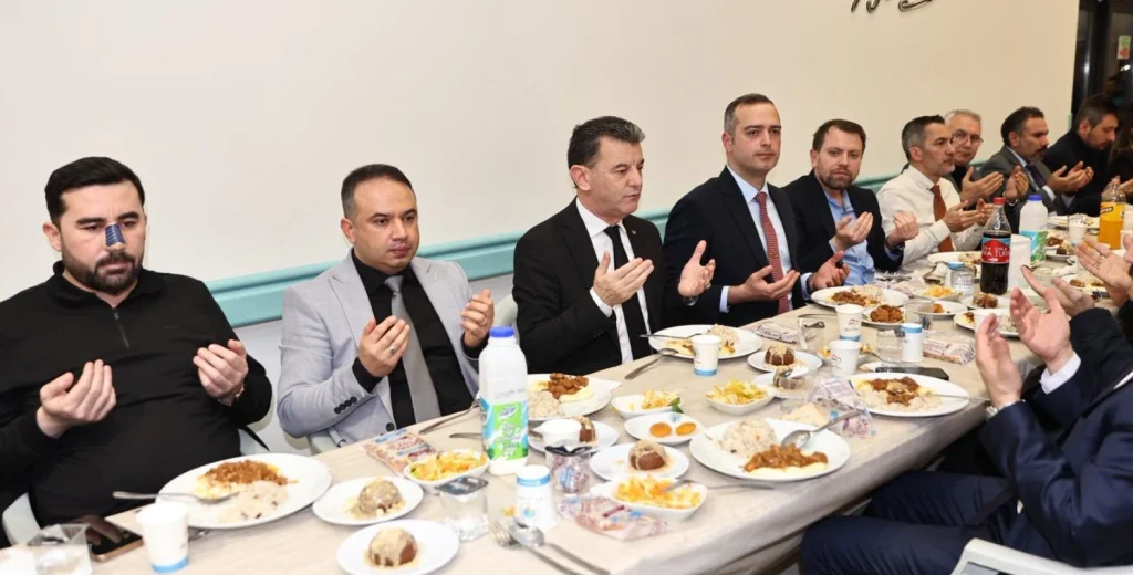 Kapaklı'da sağlık çalışanları onuruna muazzam iftar! 14 Mart Tıp Bayramı kutlamasıyla birleşen programda birlik ve beraberlik mesajları verildi. Detaylar için tıklayın.
