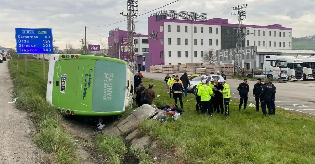 Samsun’da Robotik Takımını Taşıyan Midibüs Devrildi: 11 Yaralı