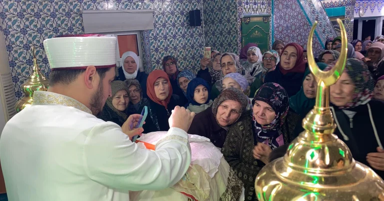 Şarköy Gazi Süleyman Paşa Camii'nde cam fanus içinde muhafaza edilen Sakal-ı Şerif.