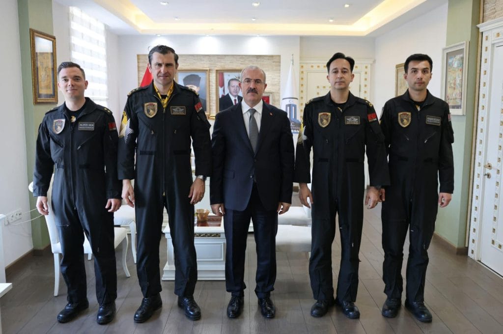 SOLOTÜRK ekibi, 18 Mart Çanakkale Deniz Zaferi’nin 111. yılı öncesinde Çanakkale Valisi Ömer Toraman’ı ziyaret etti. Gösteri uçuşu hazırlıkları ve detaylar haberimizde.