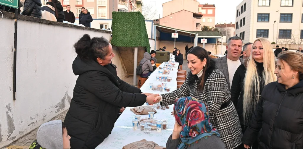 Süleymanpaşa Belediyesi temsilcileri mahalleliyi iftar masasında selamlıyor.