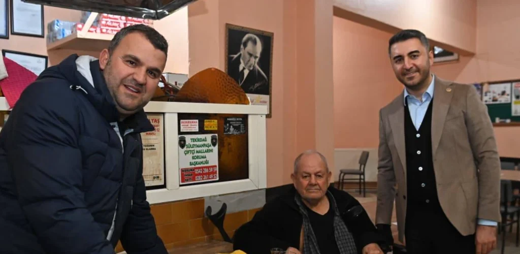 Süleymanpaşa Belediyesi tarafından Karacakılavuz Mahallesi meydanında kurulan geniş katılımlı Halk Sofrası iftar yemeğinden bir görünüm.