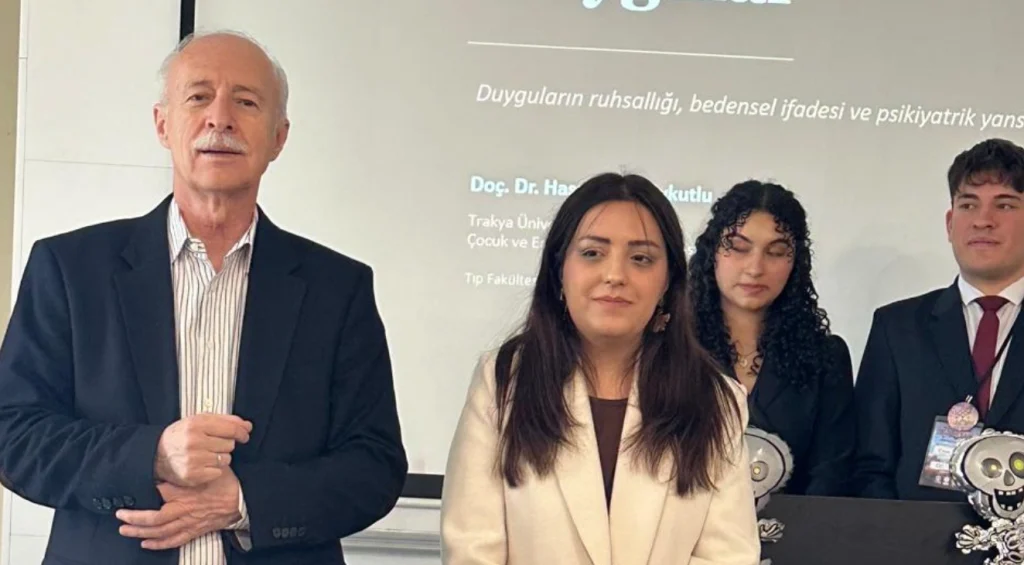 Tıp Fakültesi Dekanı Prof. Dr. Sedat Üstündağ ve TÖB Başkanı Hilal Aksu, "Duyguların Ruhsallığı ve Bedensel İfadesi" oturumu öncesinde açılış konuşmalarını gerçekleştiriyor.