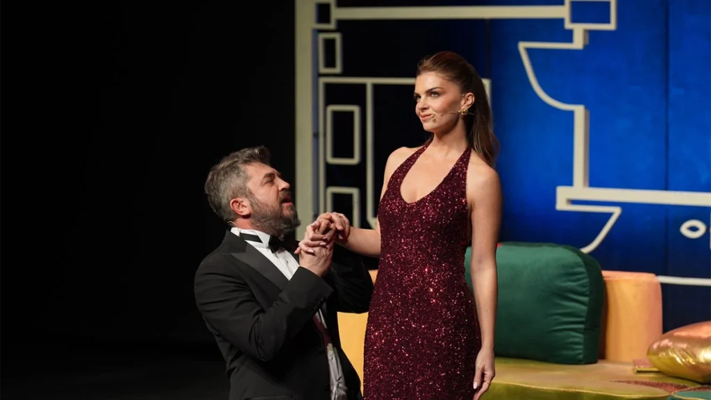 Kaç Para Bi Fön tiyatro oyunu biletleri, Tekirdağ turne takvimi ve kampanya detayları. Pelin Karahan ve Tuna Kırlı ile kahkaha dolu bir ilişki analizi.