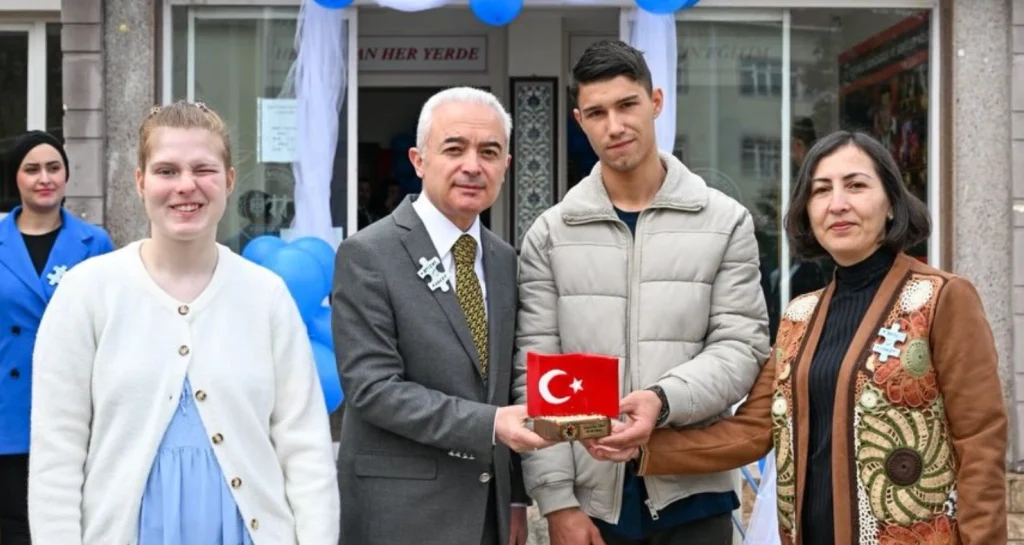 Kırklareli Valisi Uğur Turan, 2 Nisan Dünya Otizm Farkındalık Günü kapsamında düzenlenen sergiye katıldı. Bilal Yapıcı Özel Eğitim Meslek Okulu öğrencilerinin eserleri büyük beğeni topladı.