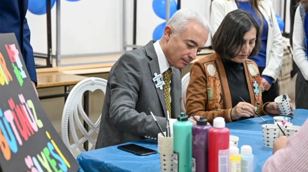 Kırklareli Valisi Uğur Turan, 2 Nisan Dünya Otizm Farkındalık Günü kapsamında düzenlenen sergiye katıldı. Bilal Yapıcı Özel Eğitim Meslek Okulu öğrencilerinin eserleri büyük beğeni topladı.