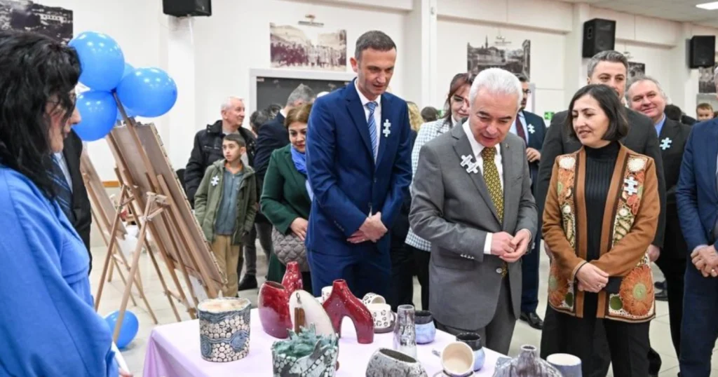 Kırklareli Valisi Uğur Turan, 2 Nisan Dünya Otizm Farkındalık Günü kapsamında düzenlenen sergiye katıldı. Bilal Yapıcı Özel Eğitim Meslek Okulu öğrencilerinin eserleri büyük beğeni topladı.